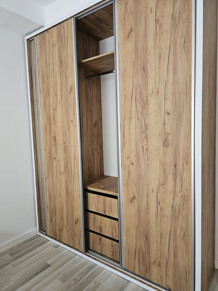 Stefanestii de Jos, Cosmopolis