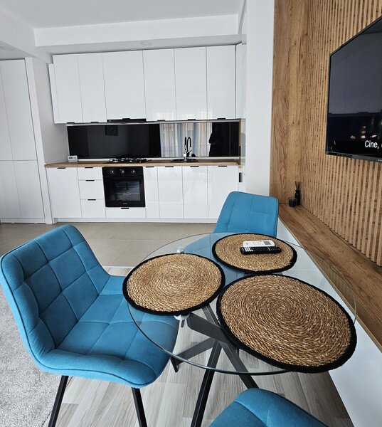 Stefanestii de Jos, Cosmopolis