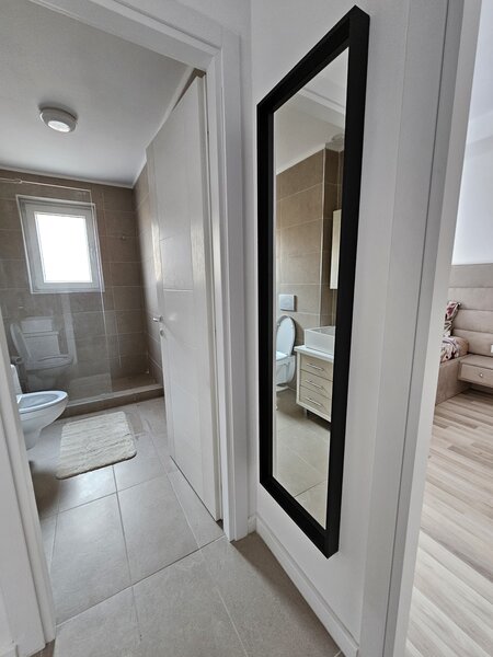 Stefanestii de Jos, Cosmopolis