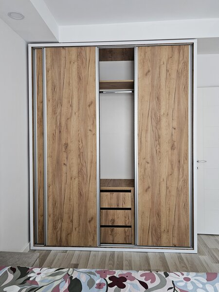 Stefanestii de Jos, Cosmopolis